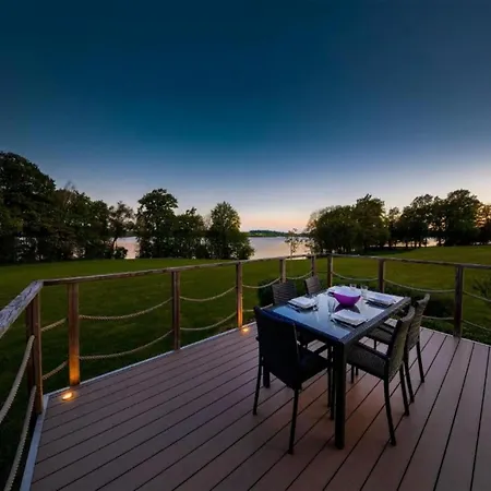 וילה Lakeside With Sauna
